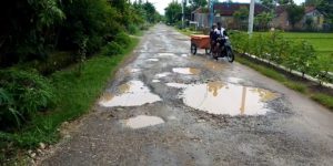 Warga  Sundang Keluhkan  Jalan yang Berlubang .