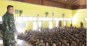 Tutup Pendidikan Karakter dan Carrer Day Siswa SMK PEMKAB Ponorogo, Dandim Ponorogo Ajak Siswa Masuk TNI AD Gratis