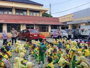 Kunjungan Edukasi PAUD Kecamatan Nganjuk, Anak-anak Dikenalkan Profesi Polisi Sejak Dini