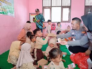 Polres Nganjuk Bagikan 100 Paket Makanan Bergizi Gratis untuk Siswa SDN 1 Munung