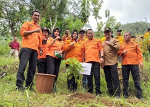 Bupati  Ponorogo Sugiri Sancoko  Dengan Serentak Menanam Ribuan Pohon  Penghijauan  Di Desa Tugurejo Slahung