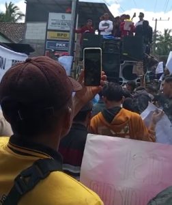 Mosi Tidak Percaya Dengan Pemerintah Desa ,  Ratusan Masyarakat Adakan Demo