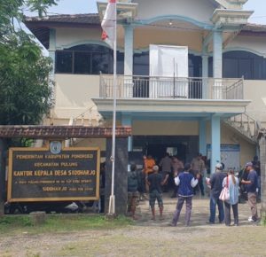 Kepala  Desa  Sidoharjo  Dan Kaur  Di Demo , Warga Menuntut    Keduanya  Mundur Dari Jabatanya.
