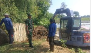 Lima Rumpun Bambu Roboh, Babinsa Bungkal Bersama Warga Normalisasi Sungai dan Perbaikan Tanggul Yang Jebol