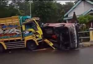 Akibat Sopir Truk Mengantuk Tabrak Bus Mini