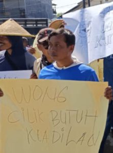 Masyarakat Desa Temon Ngrayun  Adakan Demonstrasi di Kejaksaan