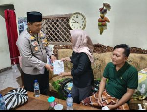 Dukung Proses Pemulihan, Kapolres Nganjuk Jenguk Kasat Binmas di Prambon